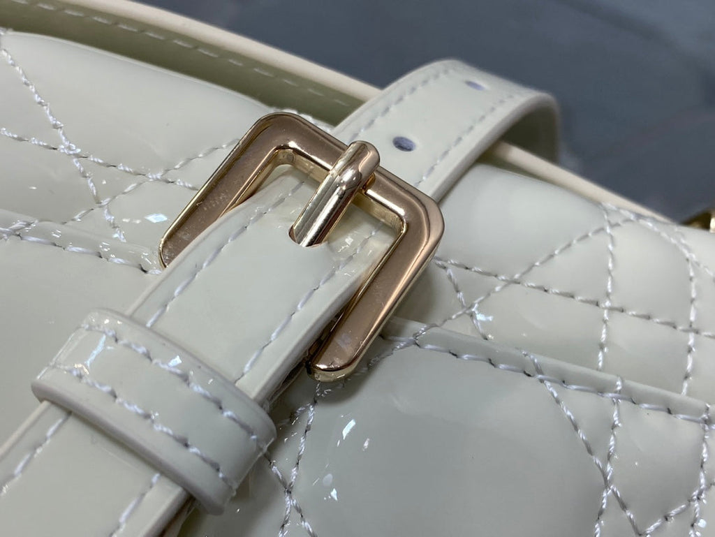 MINI-TASCHE 24 IN WEISS-CREME LACKIERTES CANNAGE-KALBLEDER