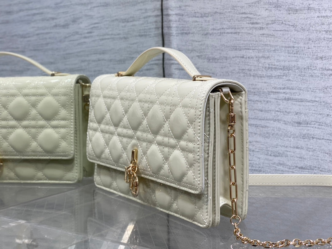 MINI-TASCHE 24 IN WEISS-CREME LACKIERTES CANNAGE-KALBLEDER