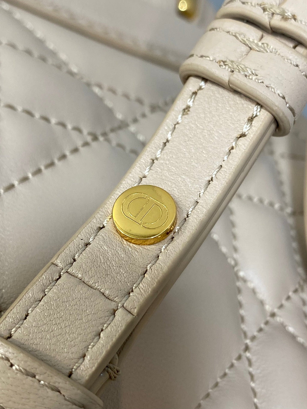 KLEINER 20 CARO RUCKSACK IN MANDELBEIGE MAKROCANNAGE LAMMLEDER