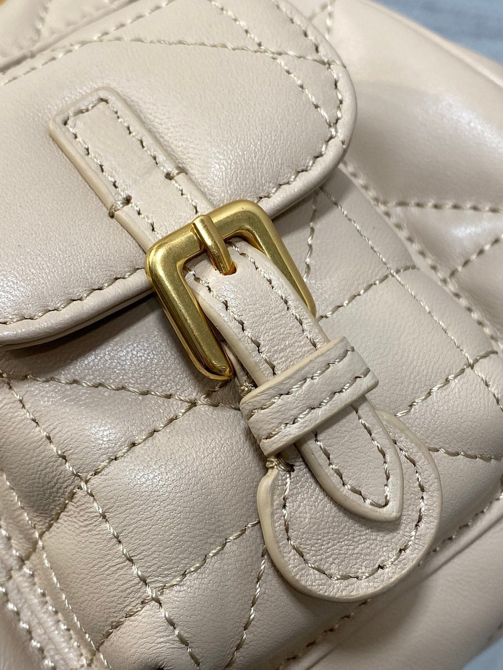 KLEINER 20 CARO RUCKSACK IN MANDELBEIGE MAKROCANNAGE LAMMLEDER