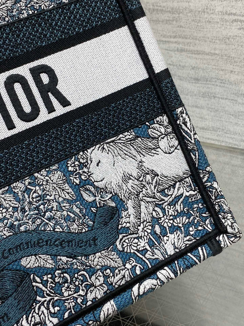 MEIDUM 36 BOOK TOTE IN BLACK CANVAS 226297