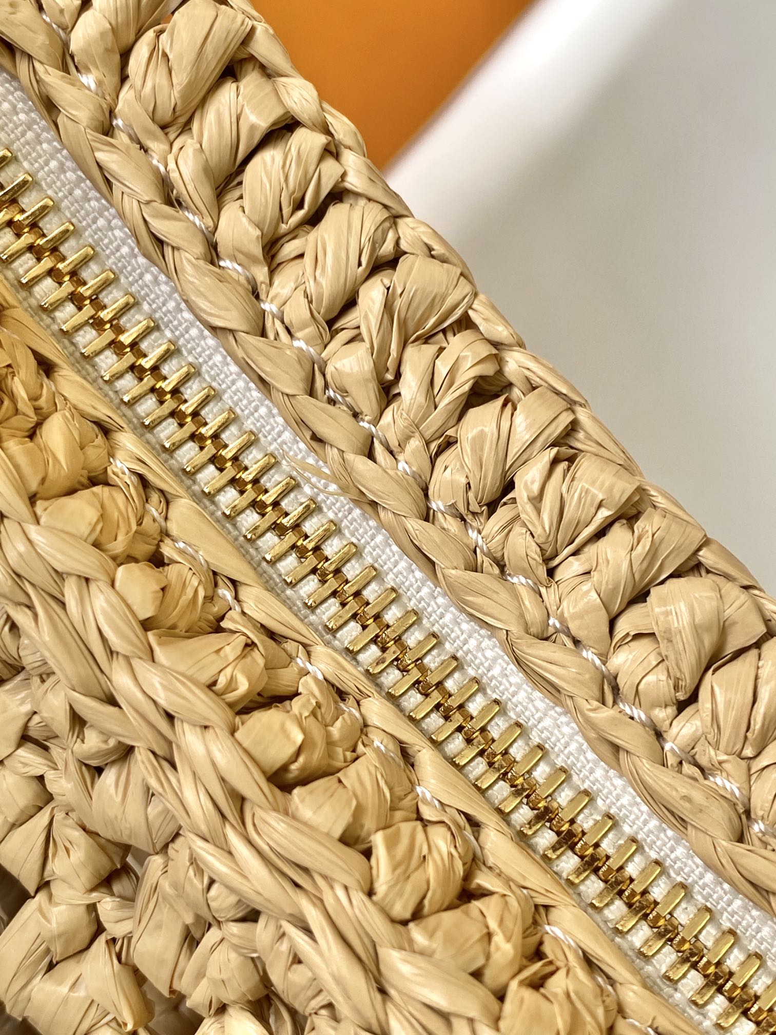 CROISSANT 25 IN NATURAL RAFFIA AND BROWN CALFSKIN TRIM