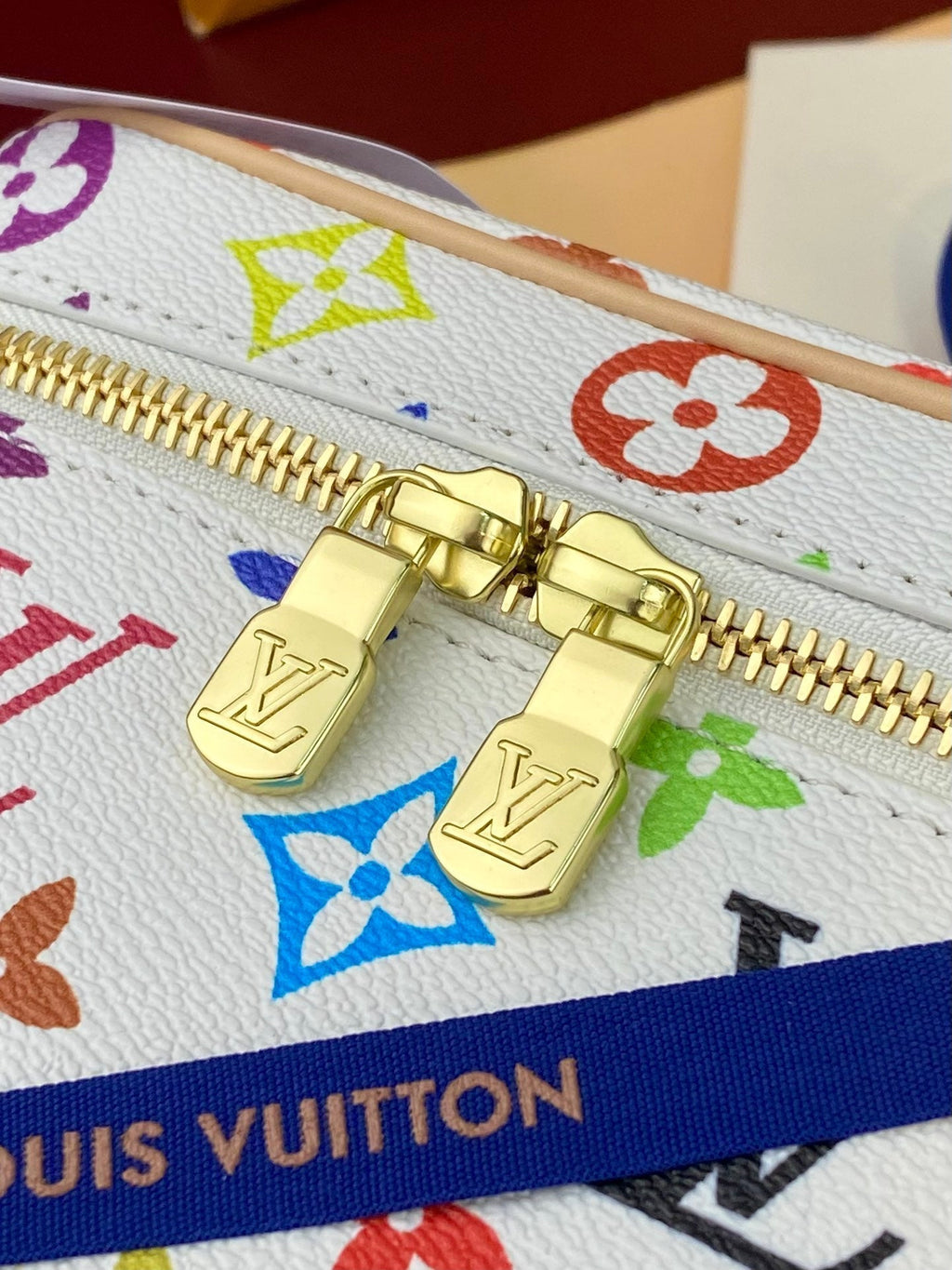 Schönes BB 20-Zoll-Leinwandtuch mit mehrfarbigem Monogramm und goldenem Reißverschluss