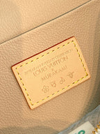 Schönes BB 20-Zoll-Leinwandtuch mit mehrfarbigem Monogramm und goldenem Reißverschluss