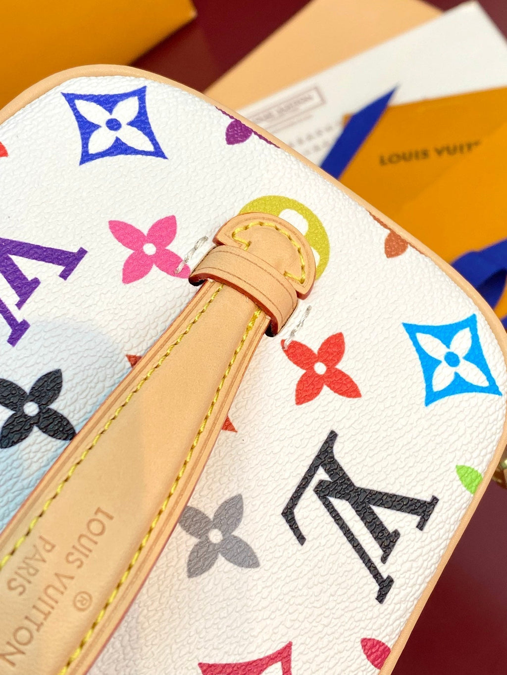 Schönes BB 20-Zoll-Leinwandtuch mit mehrfarbigem Monogramm und goldenem Reißverschluss