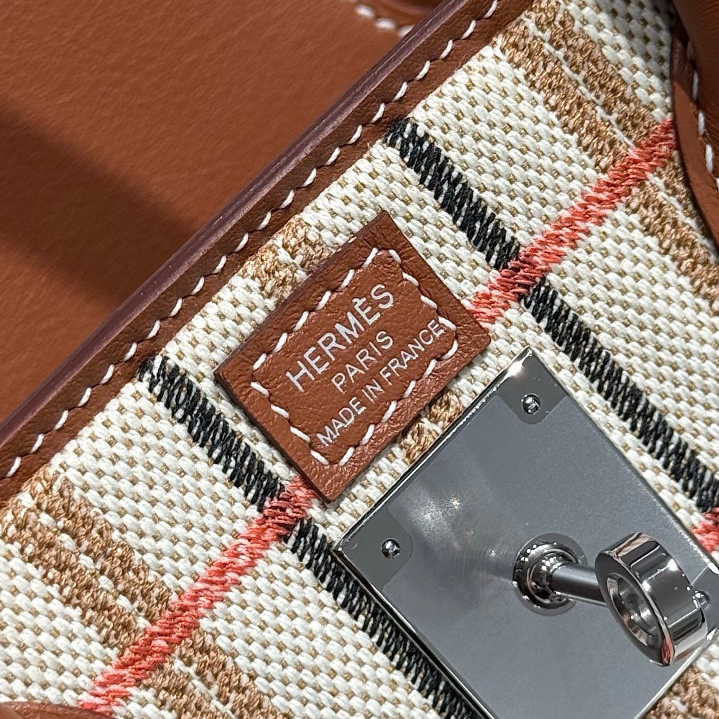 BIRKIN SHOULDER 29 AUS GOLDEM KALBSLEDER, ÉCRU/BEIGE/FAUVE/ROSE POP/NOIR, STICKEREI, KARIERTES CANVAS