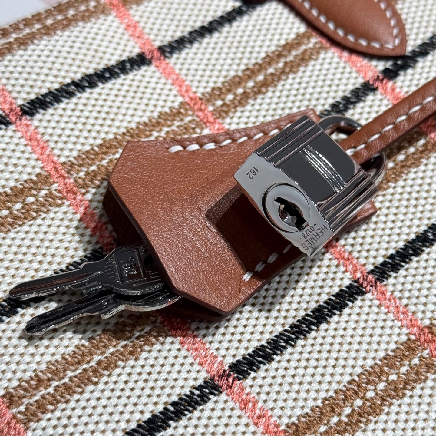 BIRKIN SHOULDER 29 AUS GOLDEM KALBSLEDER, ÉCRU/BEIGE/FAUVE/ROSE POP/NOIR, STICKEREI, KARIERTES CANVAS