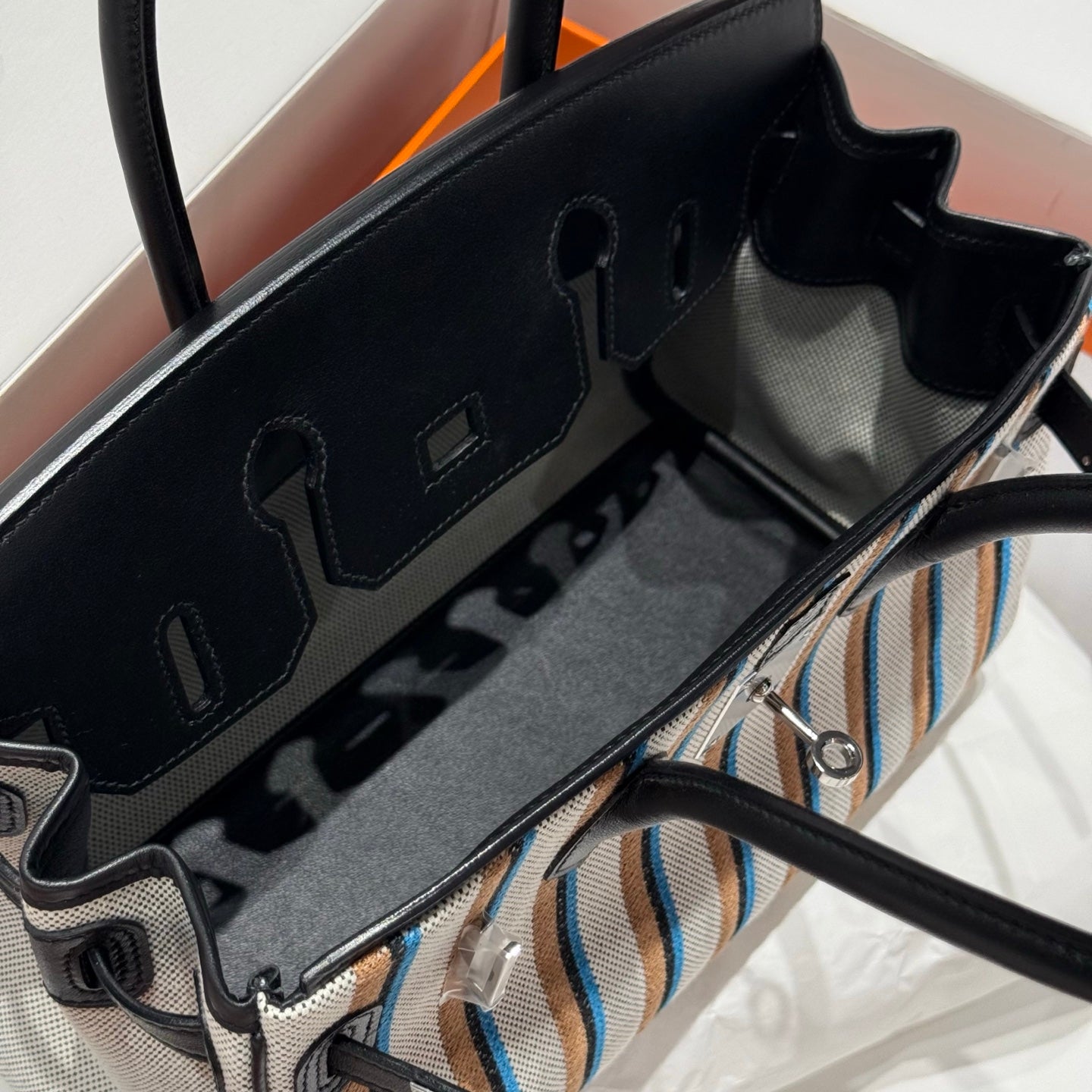 BIRKIN SHOULDER 29 AUS SCHWARZEM KALBSLEDER ÉCRU/NOIR/FAUVE/NOIR/BLEU ZANZIBAR-STICK-CANVAS