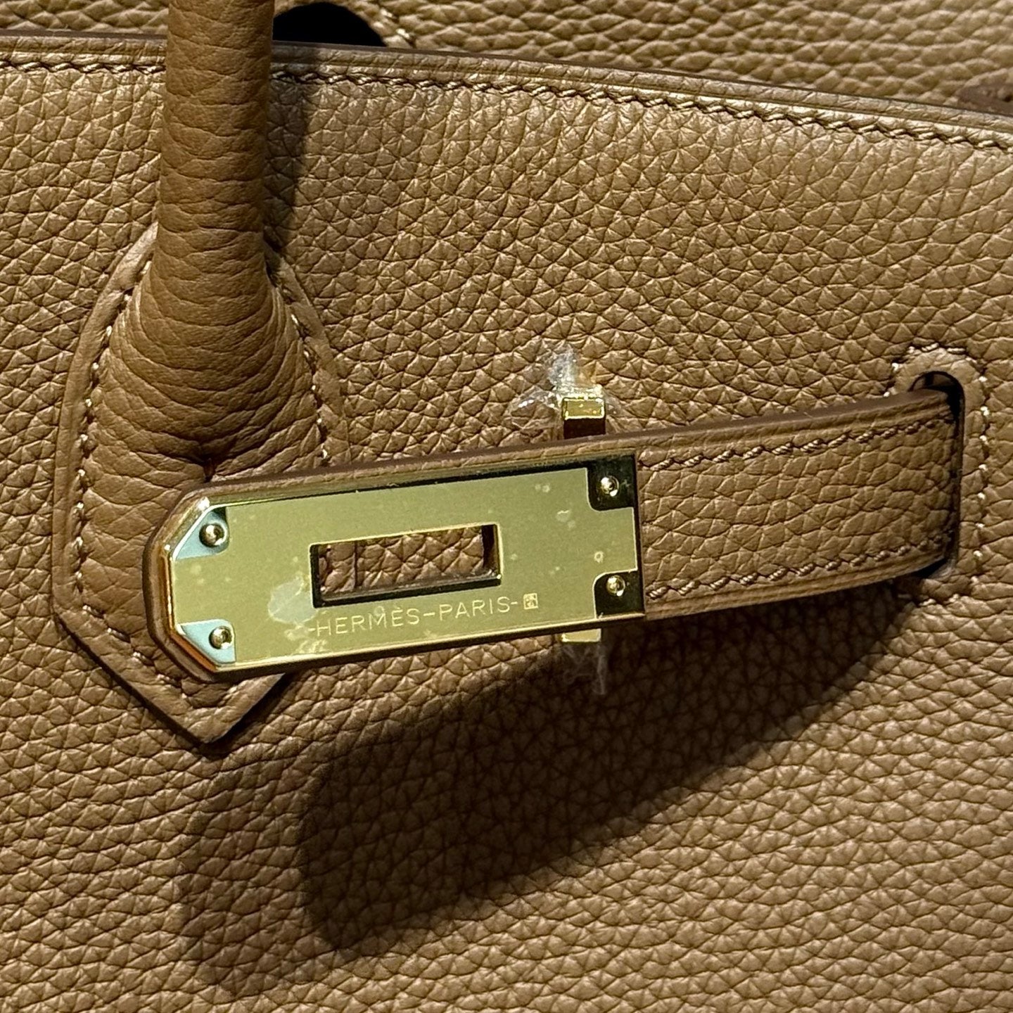 25S HERMES BIRKIN 30 IN DUNKELBRAUNEM KALBSLEDER GOLDENE BESCHLÄGE