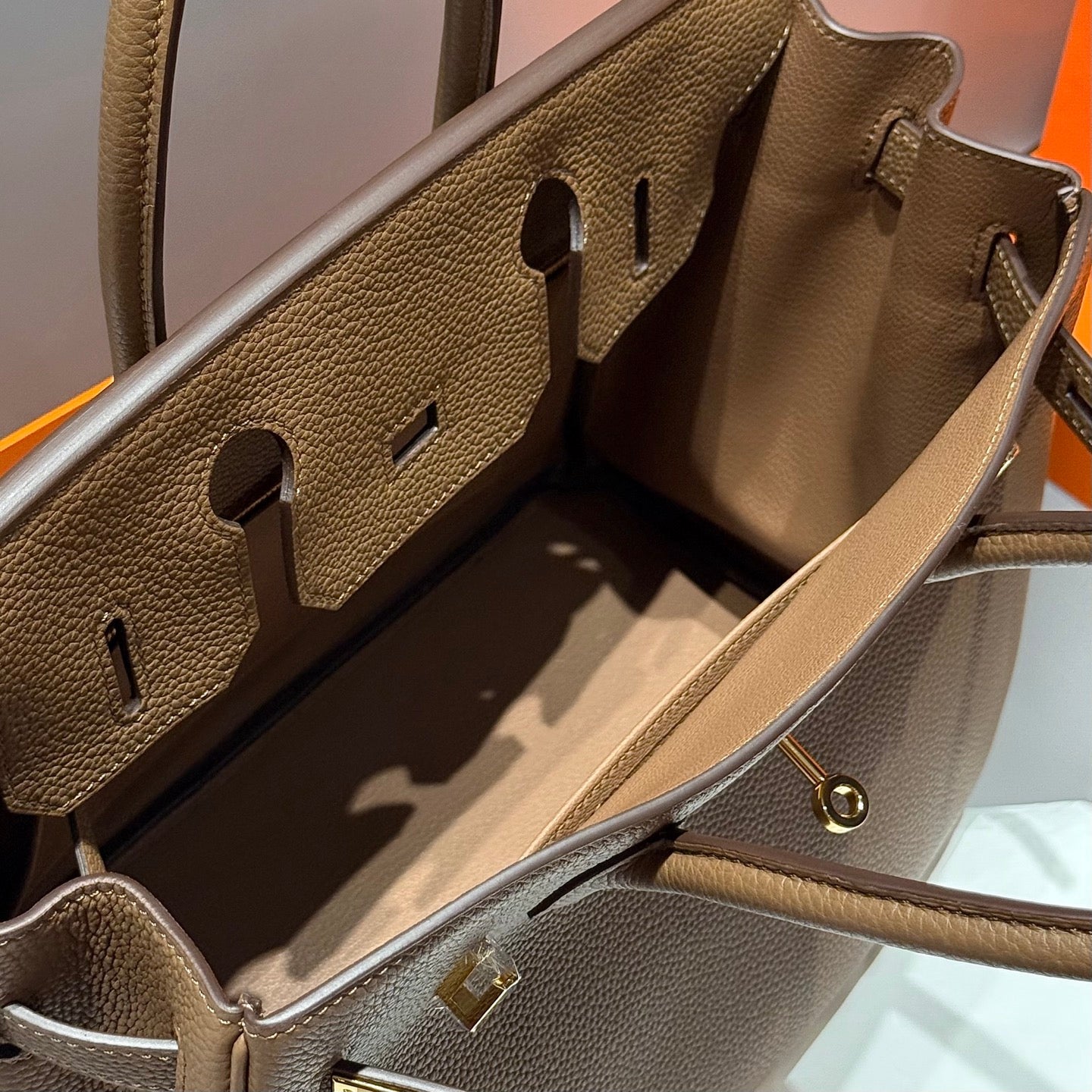 25S HERMES BIRKIN 30 IN DUNKELBRAUNEM KALBSLEDER GOLDENE BESCHLÄGE