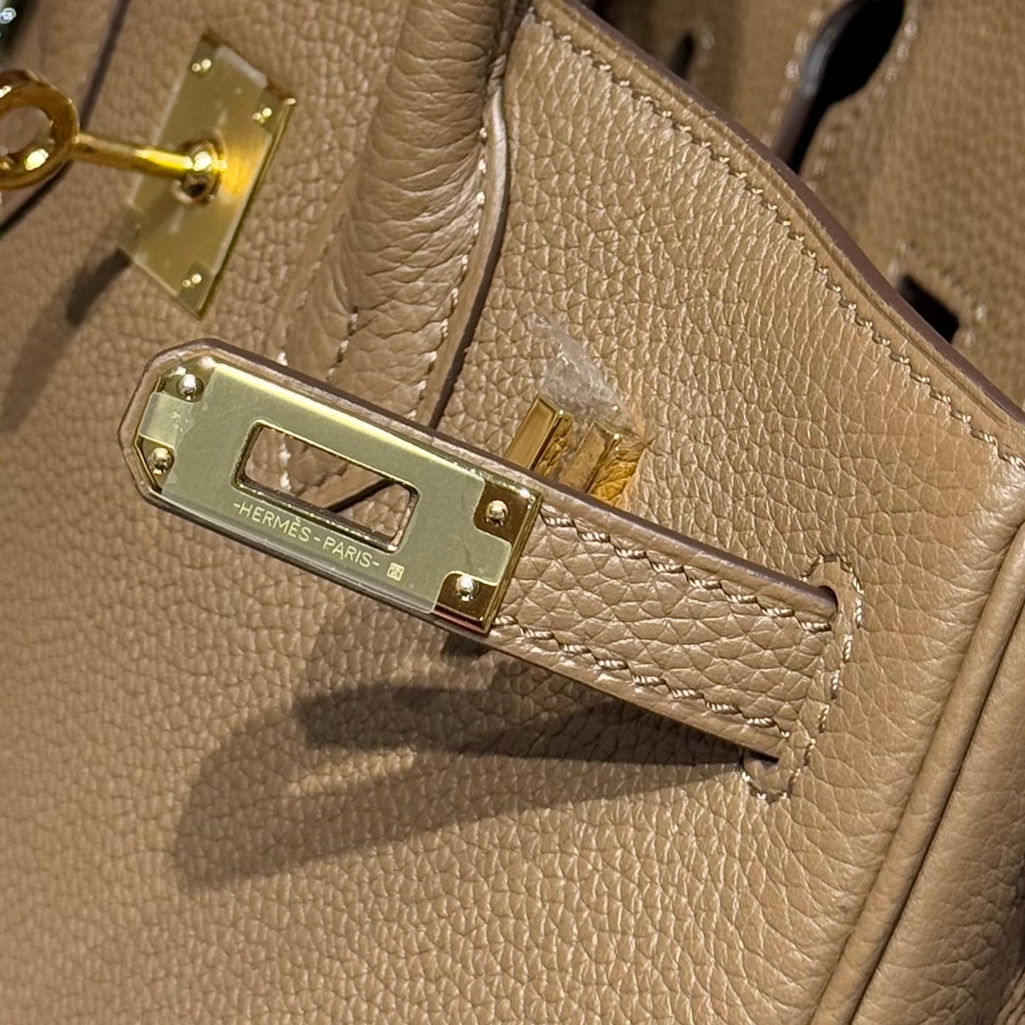 25S HERMES BIRKIN 25 IN DUNKELBRAUNEM KALBSLEDER MIT GOLDENEN BESCHLÄGEN