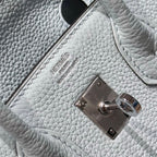 HERMES 25S MEDIUM BIRKIN 25 IN WOLKENBLAUEM KALBSLEDER SILBERNE BESCHLÄGE