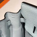 HERMES 25S MEDIUM BIRKIN 25 IN WOLKENBLAUEM KALBSLEDER SILBERNE BESCHLÄGE