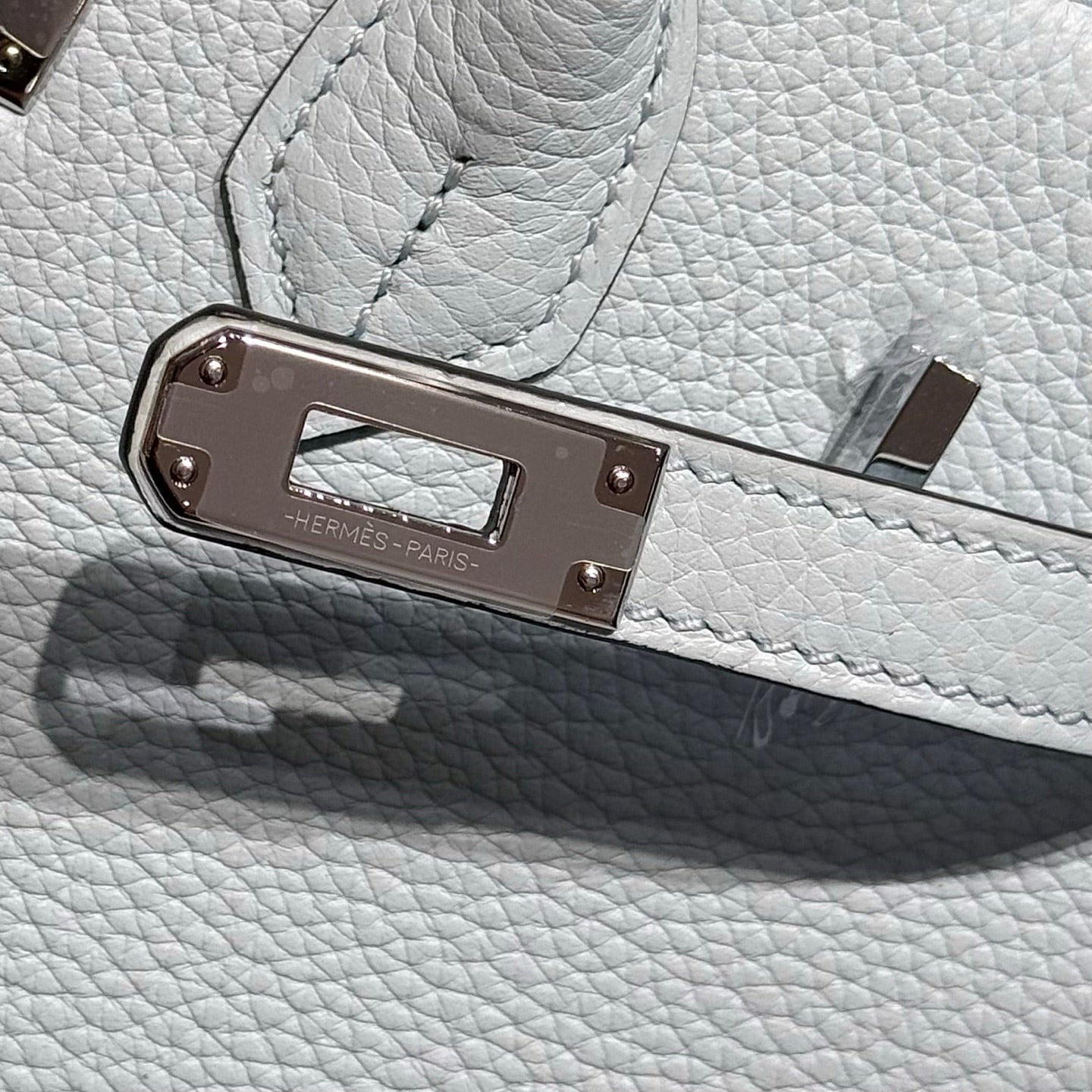 HERMES 25S MEDIUM BIRKIN 25 IN WOLKENBLAUEM KALBSLEDER SILBERNE BESCHLÄGE