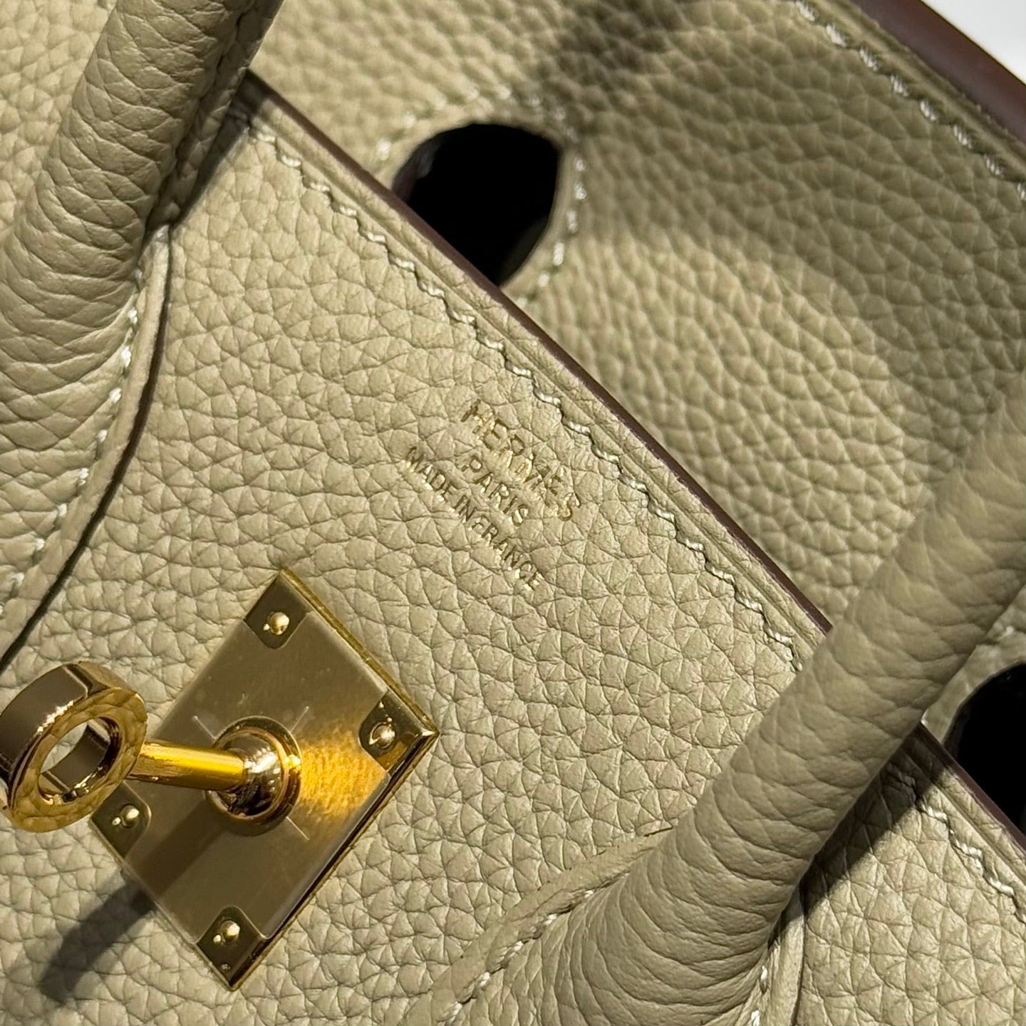 HERMES 25S MEDIUM BIRKIN 25 IN DUNKELKHAKI-KALBLEDER GOLDENE BESCHLÄGE