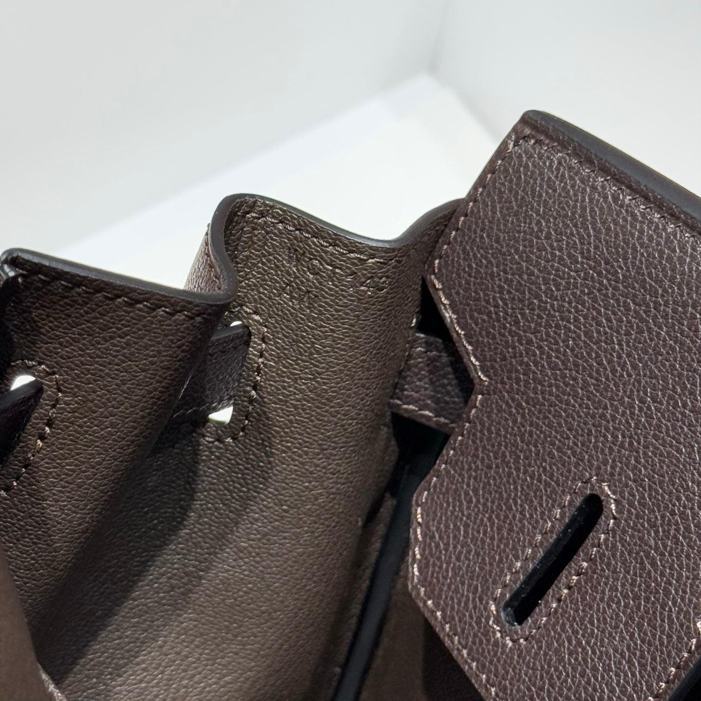 HERMES 25S SCHULTER BIRKIN 29 IN ANTHRABUTTER-KALBLEDER MIT SILBERNEN BESCHLÄGEN