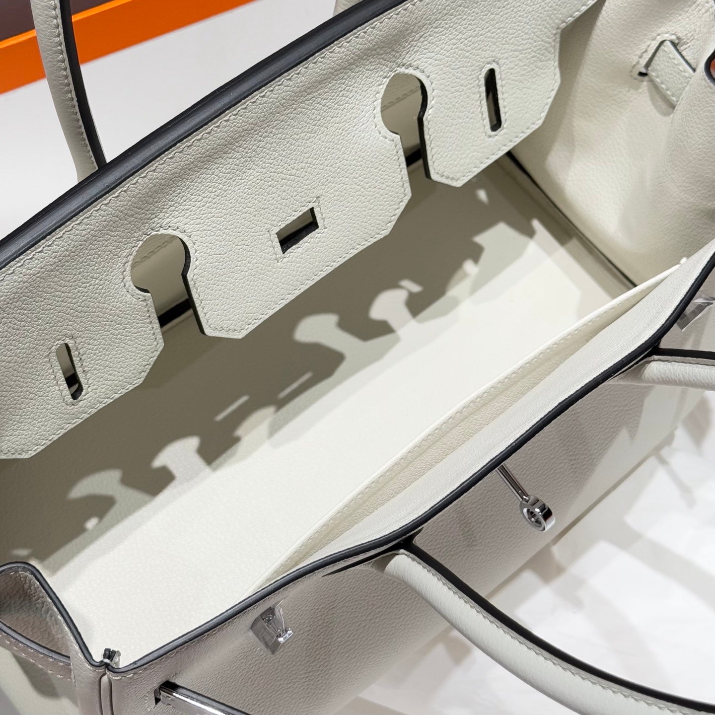 HERMES 25S SCHULTER BIRKIN 29 IN MILCHWEISSEM KALBSLEDER SILBERNE BESCHLÄGE