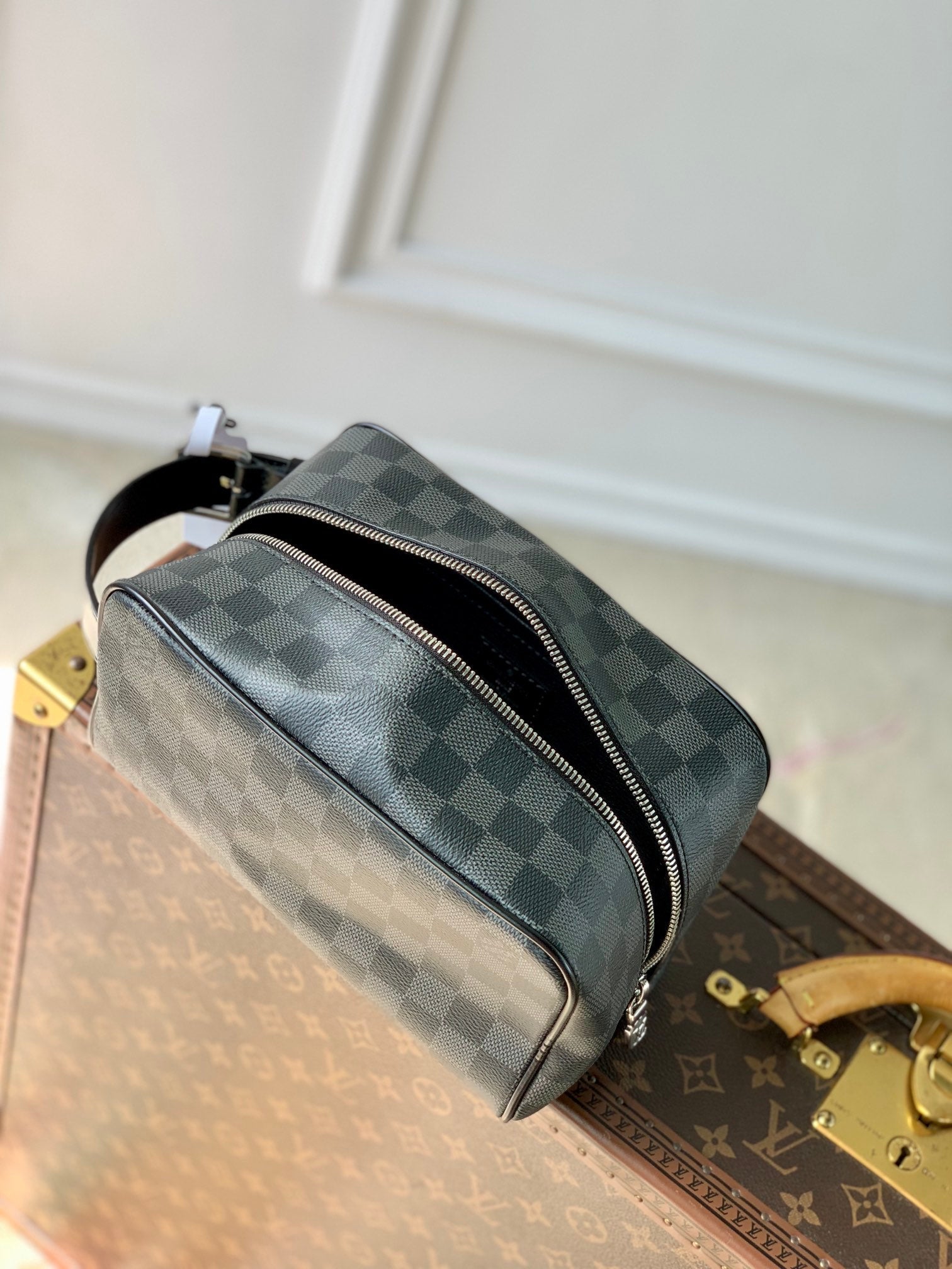 LOCKER DOPP KIT 23 AUS GRAUSCHWARZEM DAMIER-GRAPHIT-CANVAS