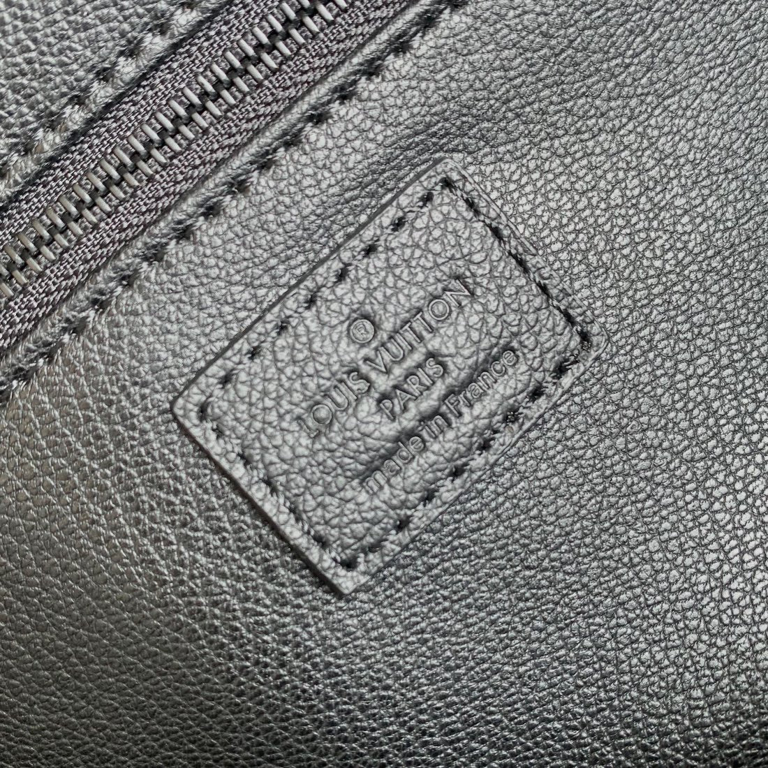 Kulturbeutel 28 Zoll in Schwarz Monogramm Schatten