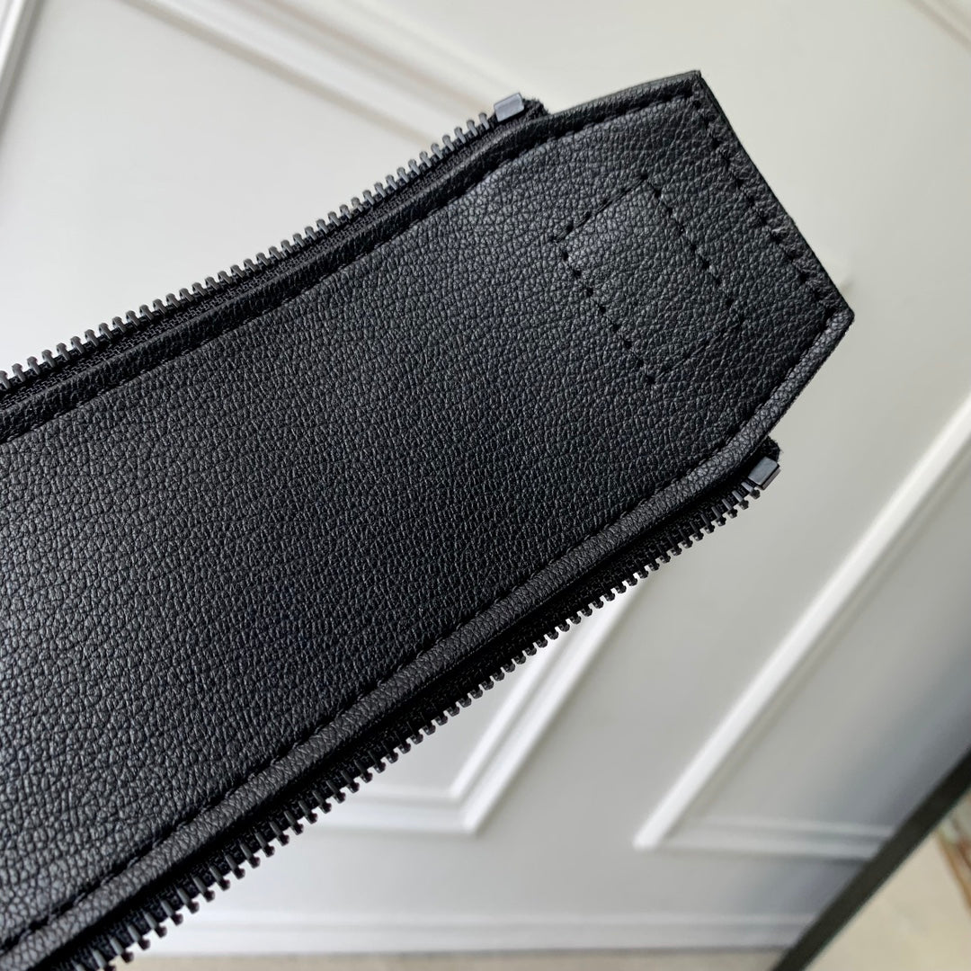 Kulturbeutel 28 Zoll in Schwarz Monogramm Schatten