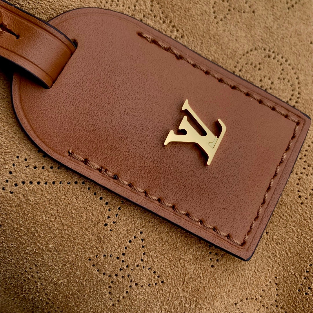 Tragetasche PM 29 in Cider Brown, Monogramm, perforiertes Wildleder und weißer Lammfellbesatz