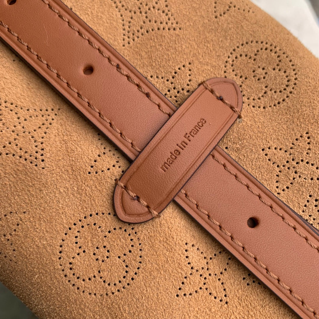 Tragetasche PM 29 in Cider Brown, Monogramm, perforiertes Wildleder und weißer Lammfellbesatz