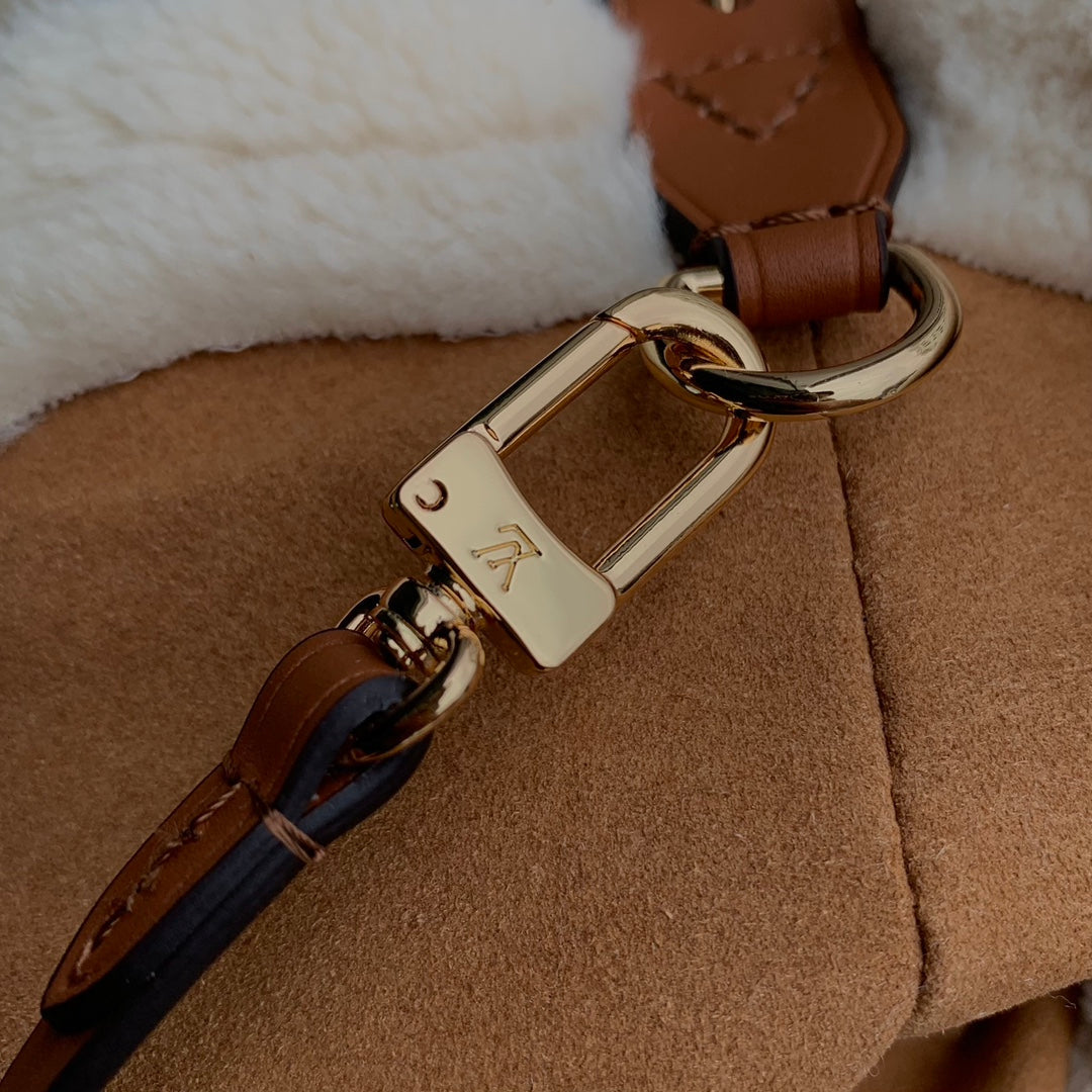 Tragetasche PM 29 in Cider Brown, Monogramm, perforiertes Wildleder und weißer Lammfellbesatz