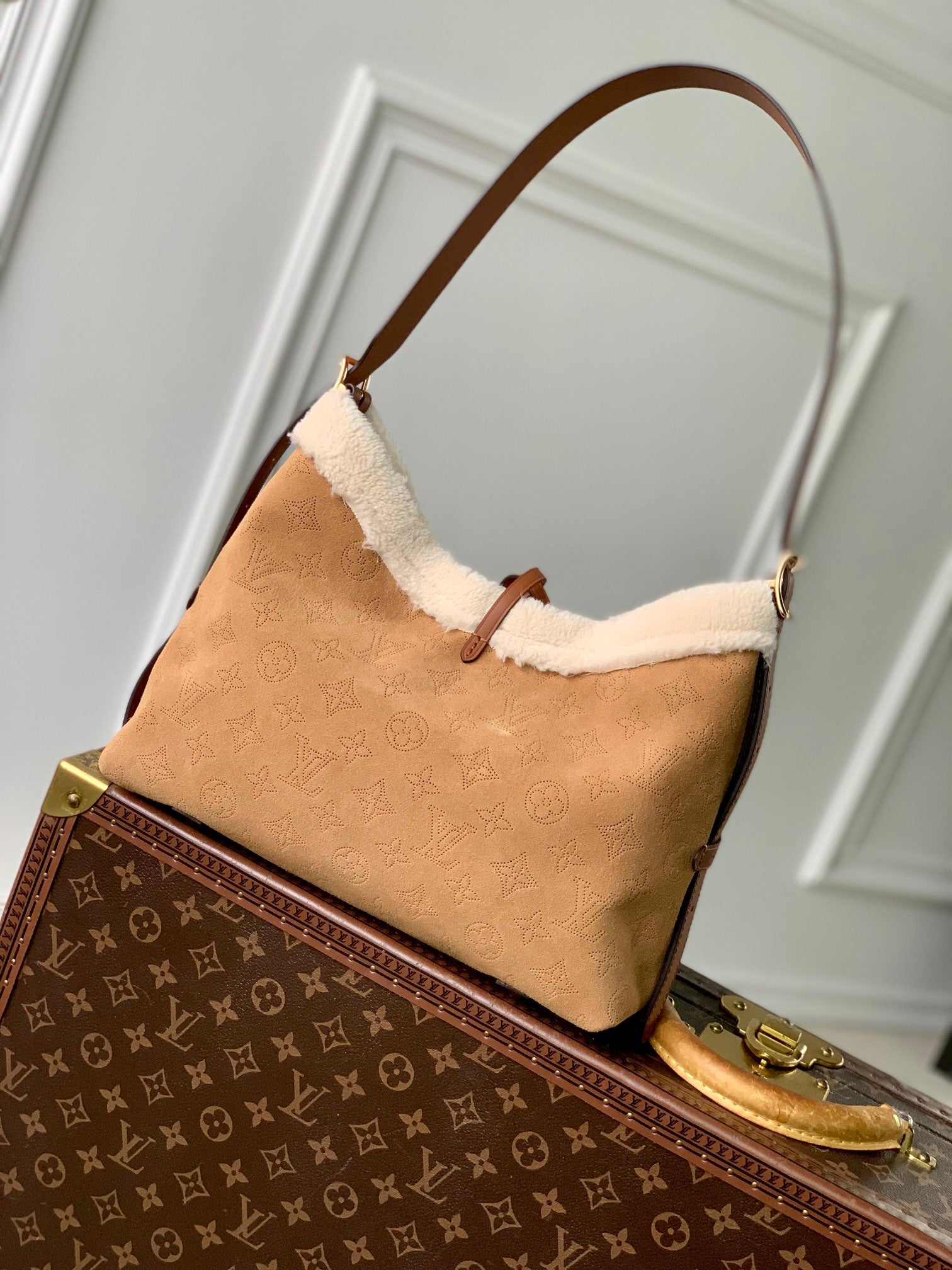 Tragetasche PM 29 in Cider Brown, Monogramm, perforiertes Wildleder und weißer Lammfellbesatz