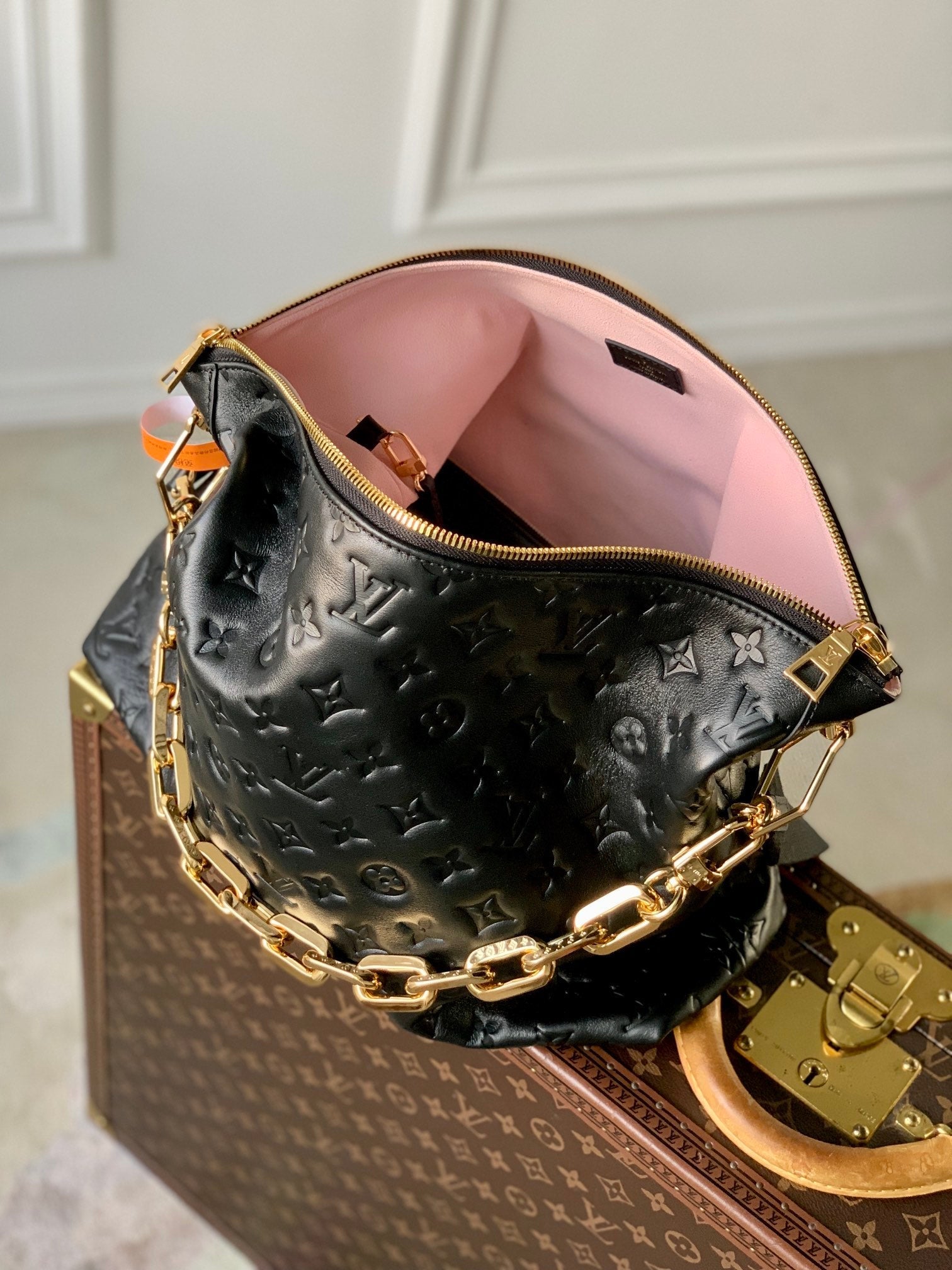 COUSSIN MM 38 IN SCHWARZEM MONOGRAMMGEPRÄGTES KALBSLEDER GOLDENE BESCHLÄGE