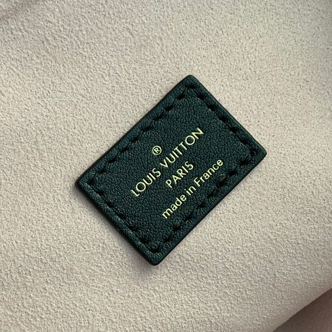 COUSSIN MM 38 IN SCHWARZEM MONOGRAMMGEPRÄGTES KALBSLEDER GOLDENE BESCHLÄGE