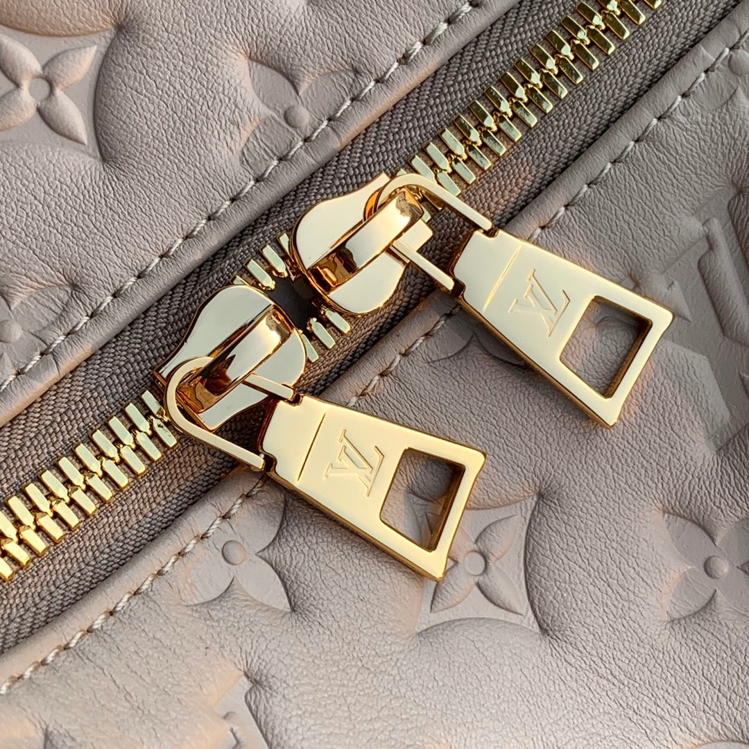 COUSSIN MM 38 IN BEIGE MONOGRAMM GEPRÄGTES KALBSLEDER GOLDENE BESCHLÄGE