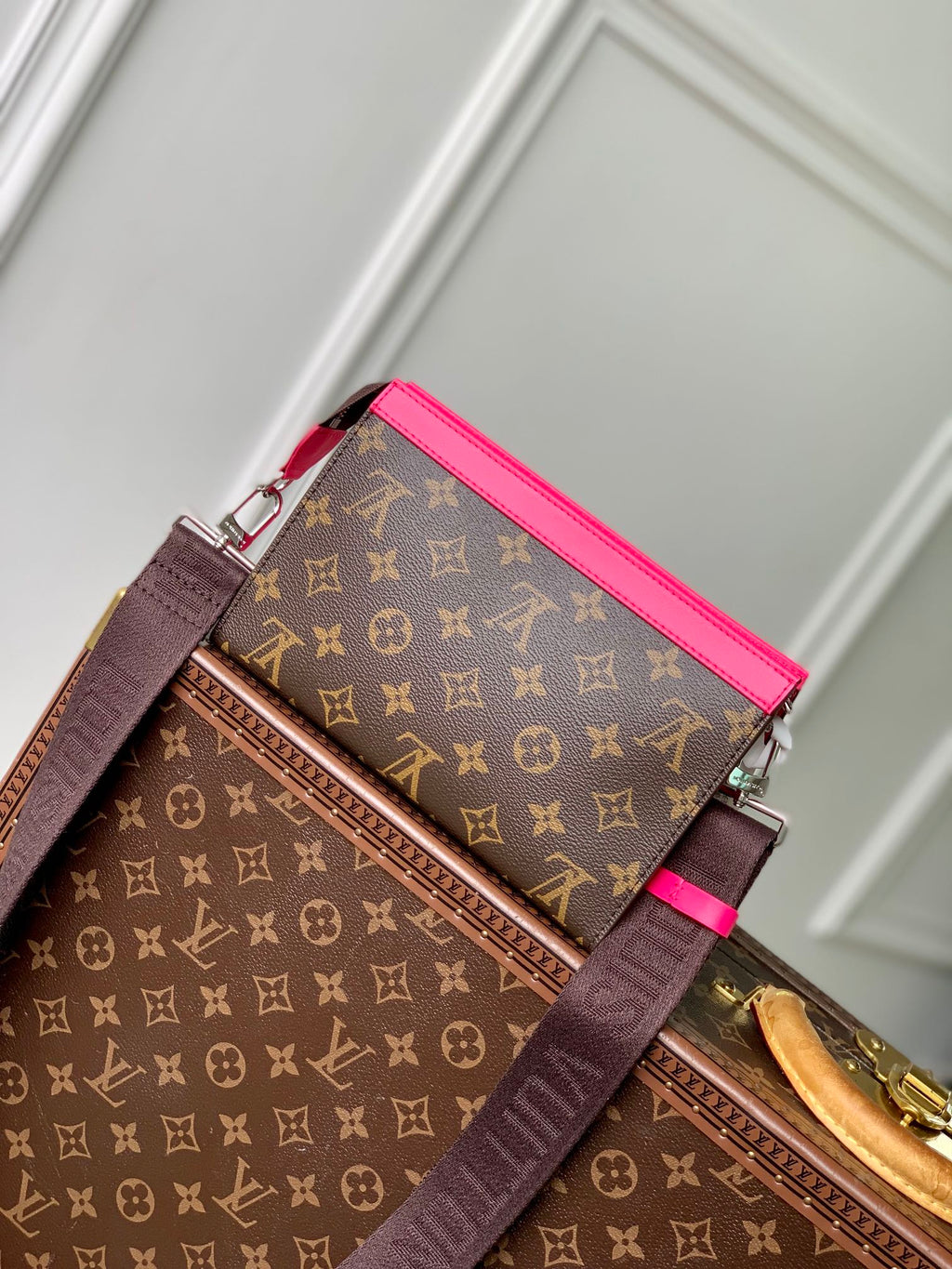 GASTON Tragbare Geldbörse 18 Zoll Braun Monogramm Canvas Mix Rosa Kalbsleder