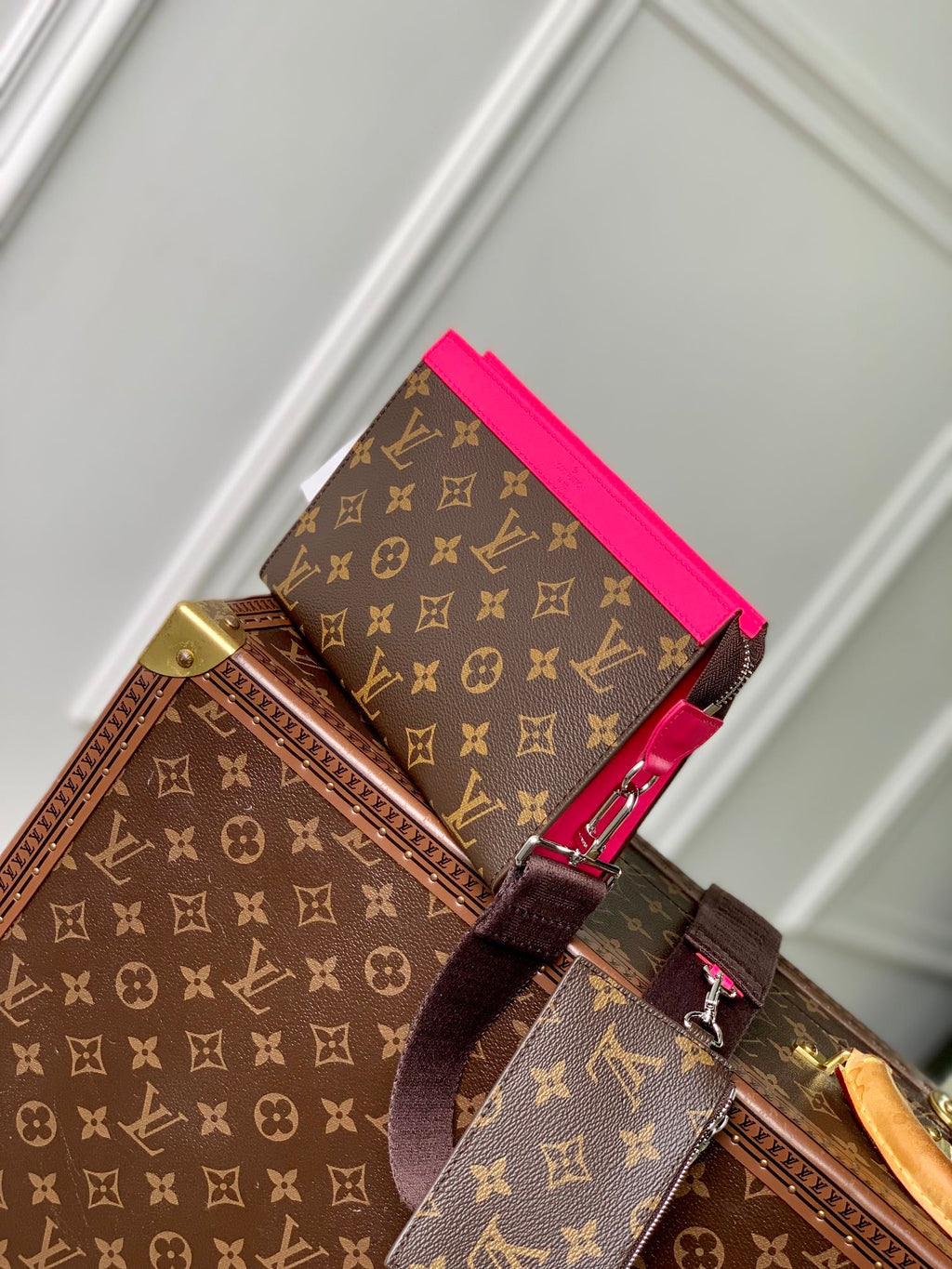 GASTON Tragbare Geldbörse 18 Zoll Braun Monogramm Canvas Mix Rosa Kalbsleder