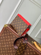 GASTON Tragbare Geldbörse 18 Zoll Braun Monogramm Canvas Mix Rotes Kalbsleder