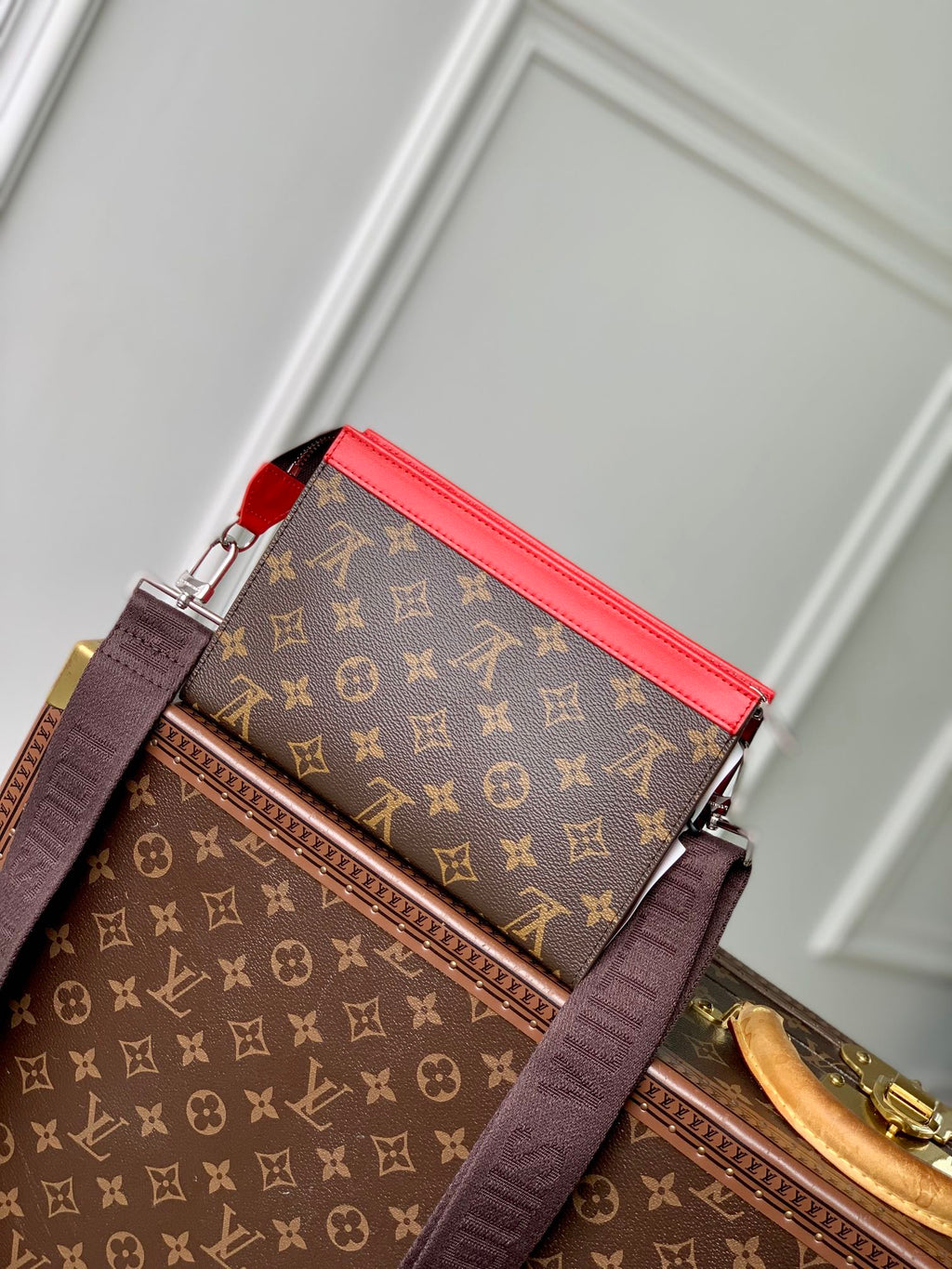 GASTON Tragbare Geldbörse 18 Zoll Braun Monogramm Canvas Mix Rotes Kalbsleder