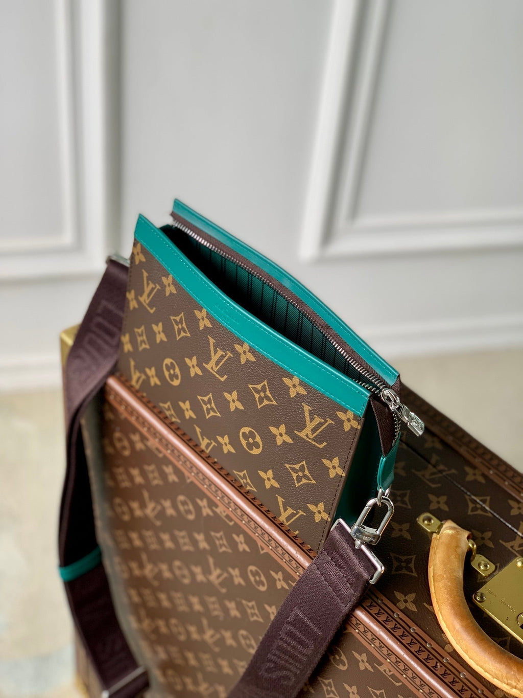 GASTON Tragbare Geldbörse 18 Zoll Braun Monogramm Canvas Mix Grünes Kalbsleder