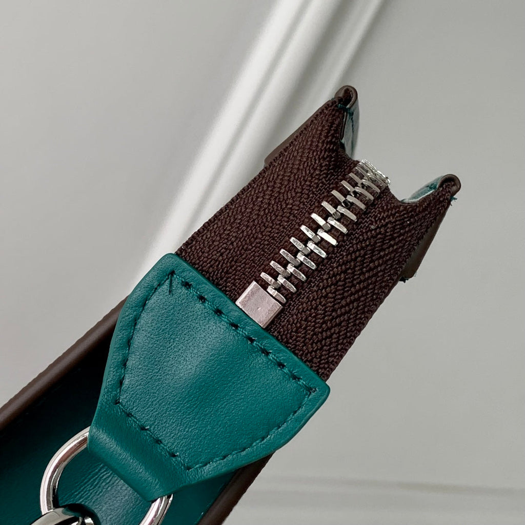 GASTON Tragbare Geldbörse 18 Zoll Braun Monogramm Canvas Mix Grünes Kalbsleder