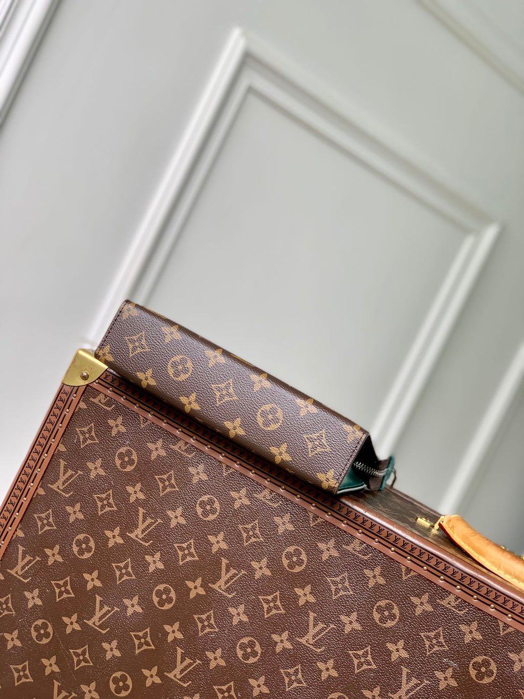 GASTON Tragbare Geldbörse 18 Zoll Braun Monogramm Canvas Mix Grünes Kalbsleder