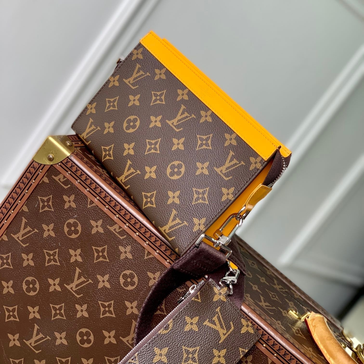 GASTON Tragbare Geldbörse 18 Zoll Braun Monogramm Canvas Mix Gelb Kalbsleder