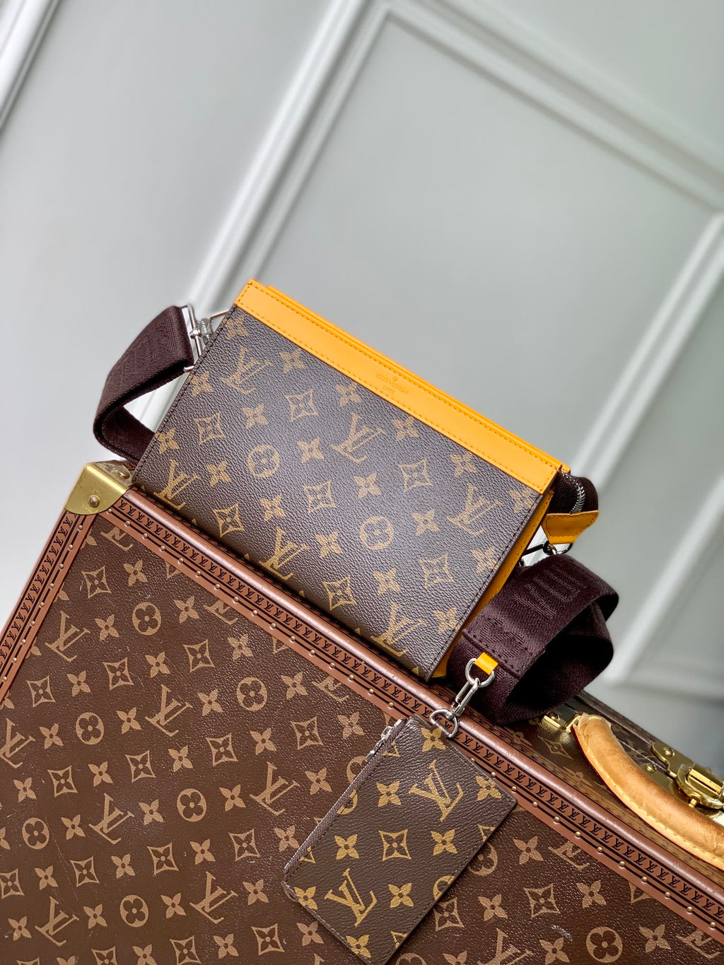 GASTON Tragbare Geldbörse 18 Zoll Braun Monogramm Canvas Mix Gelb Kalbsleder