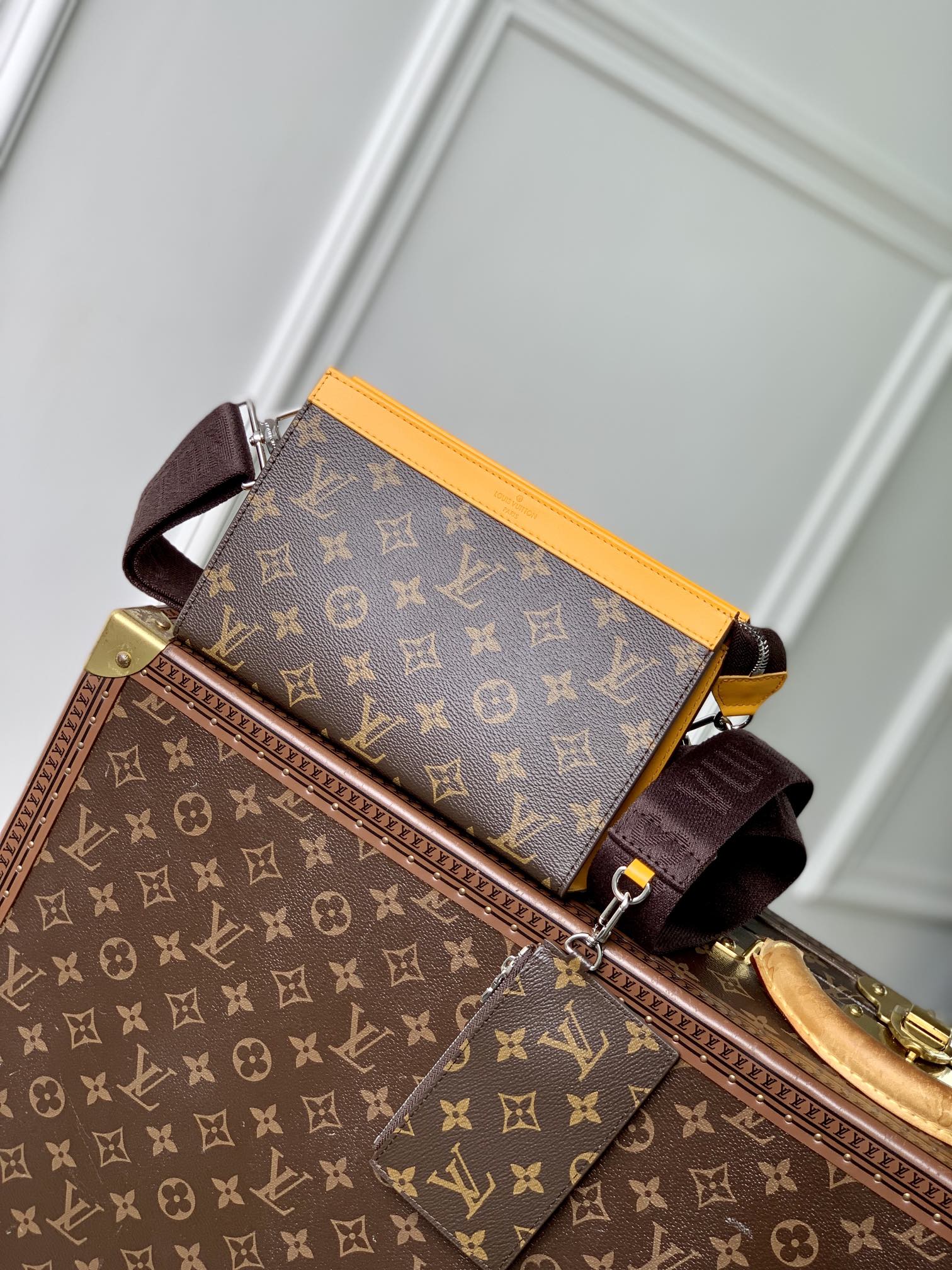 GASTON Tragbare Geldbörse 18 Zoll Braun Monogramm Canvas Mix Gelb Kalbsleder