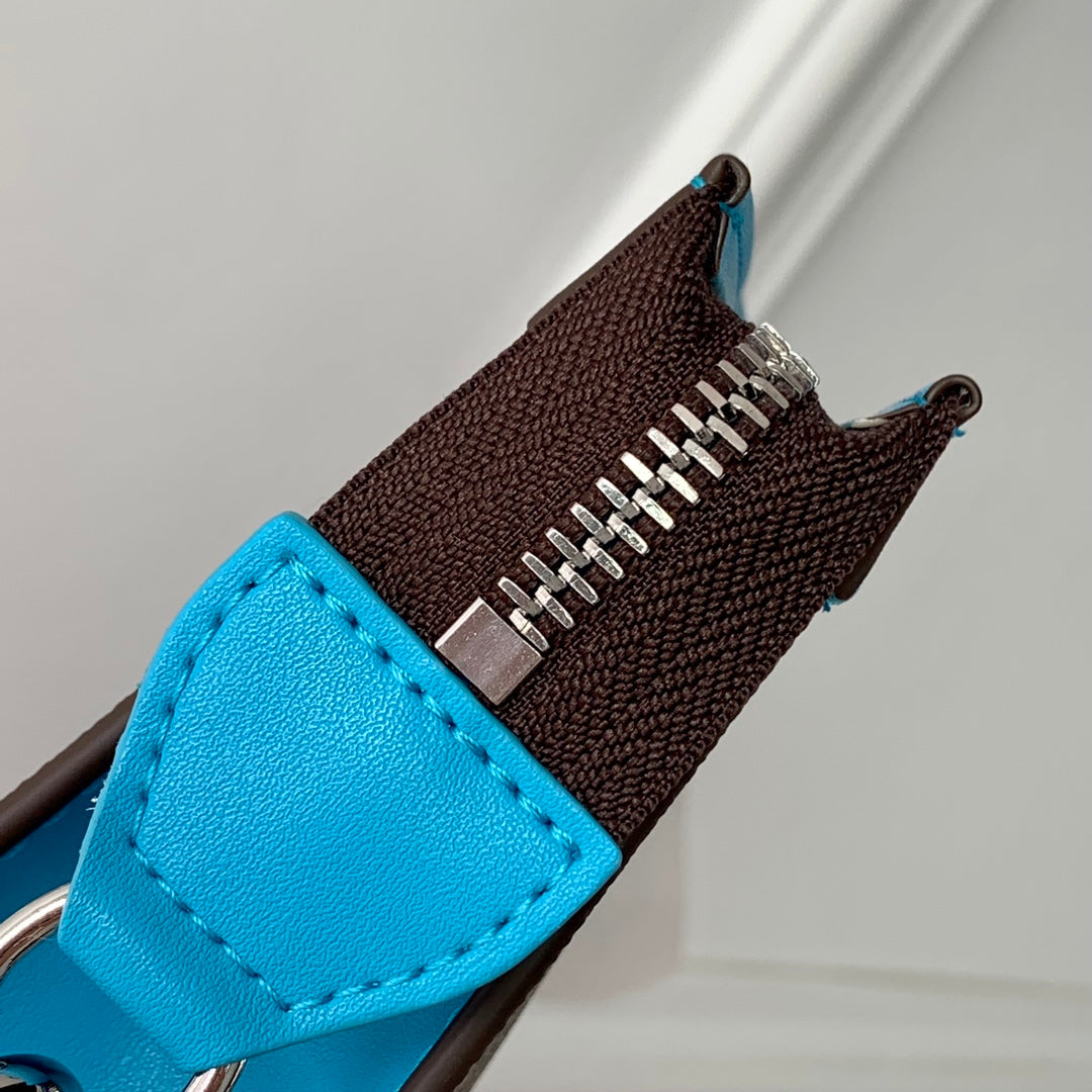 GASTON Tragbare Geldbörse 18 Zoll Braun Monogramm Canvas Mix Hellblau Kalbsleder