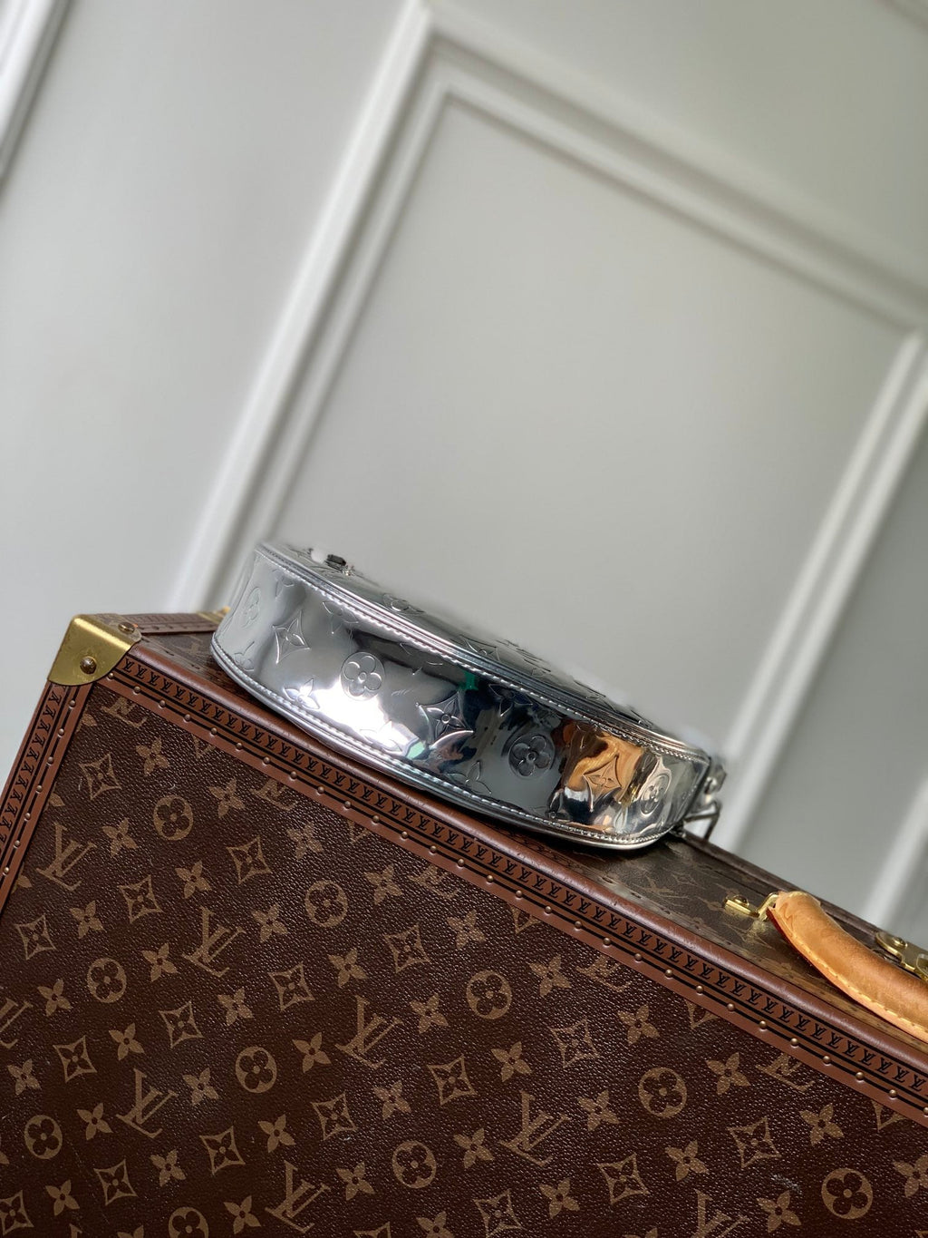 LOOP 23 IN SILBERNEM MONOGRAMMGEPRÄGTEM KALBSLEDER