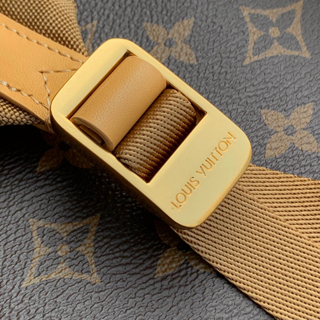 Outdoor-Rucksack 44 Zoll aus beigefarbenem Kalbsleder und braunem Monogramm-Canvas