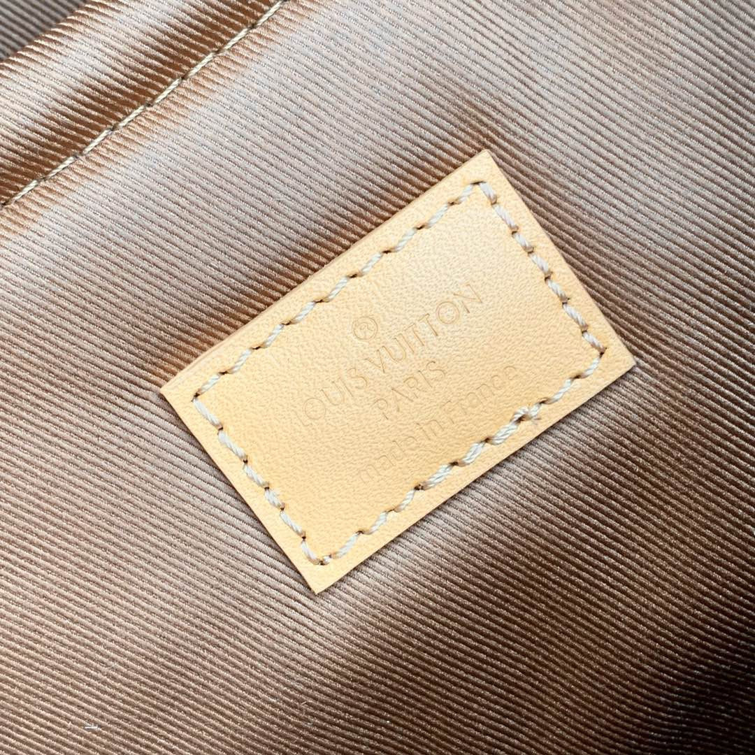 Outdoor-Rucksack 44 Zoll aus beigefarbenem Kalbsleder und braunem Monogramm-Canvas