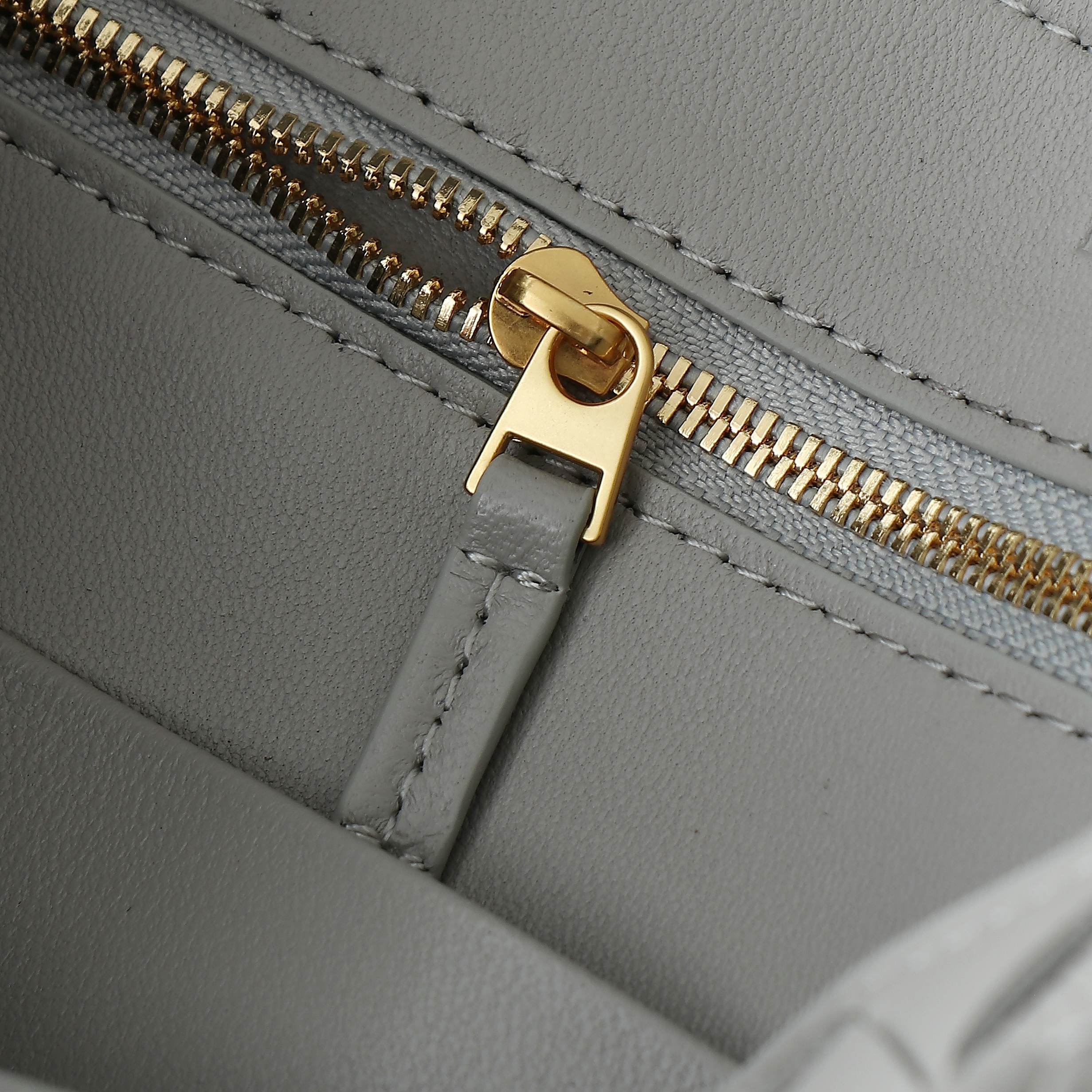 BV MEDIUM ANDIAMO 32CM GREY LAMBSKIN