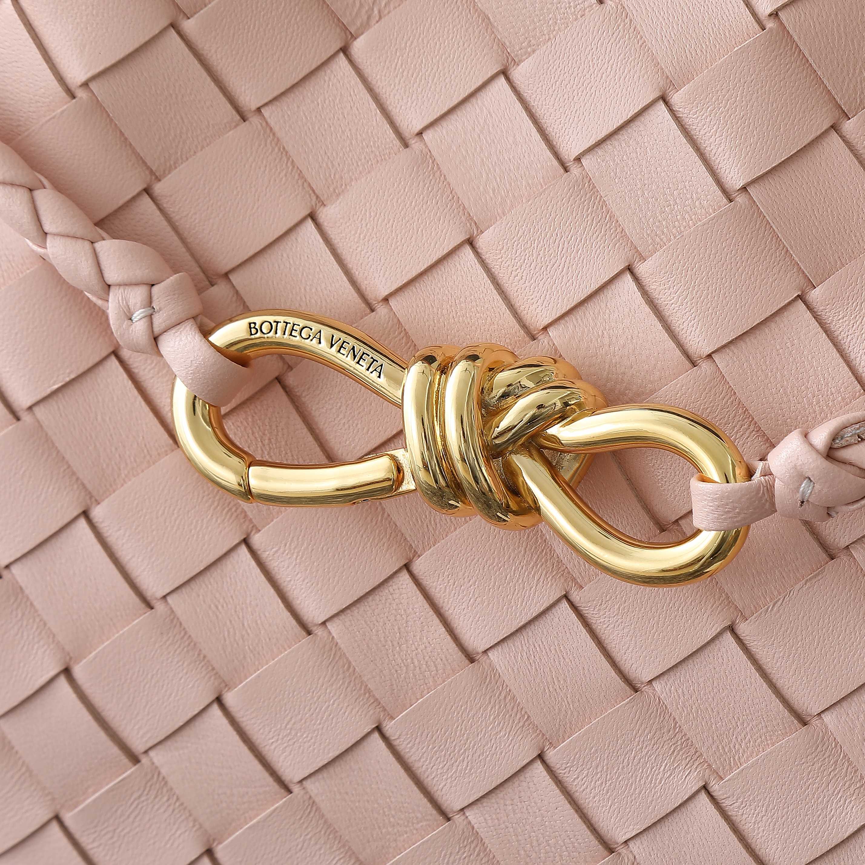 MEDIUM ANDIAMO 32 IN LIGHT PINK LAMBSKIN