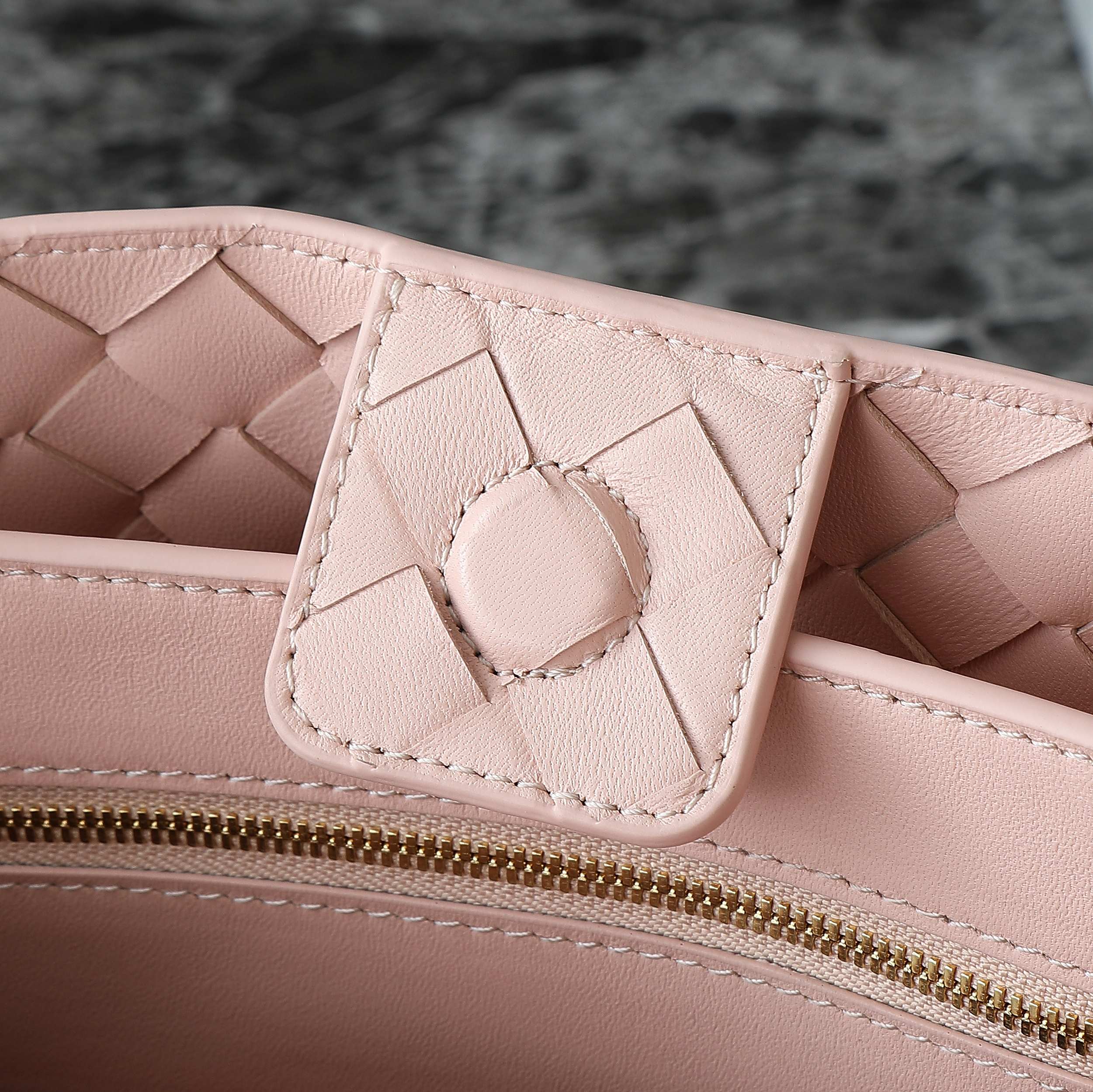 MEDIUM ANDIAMO 32 IN LIGHT PINK LAMBSKIN