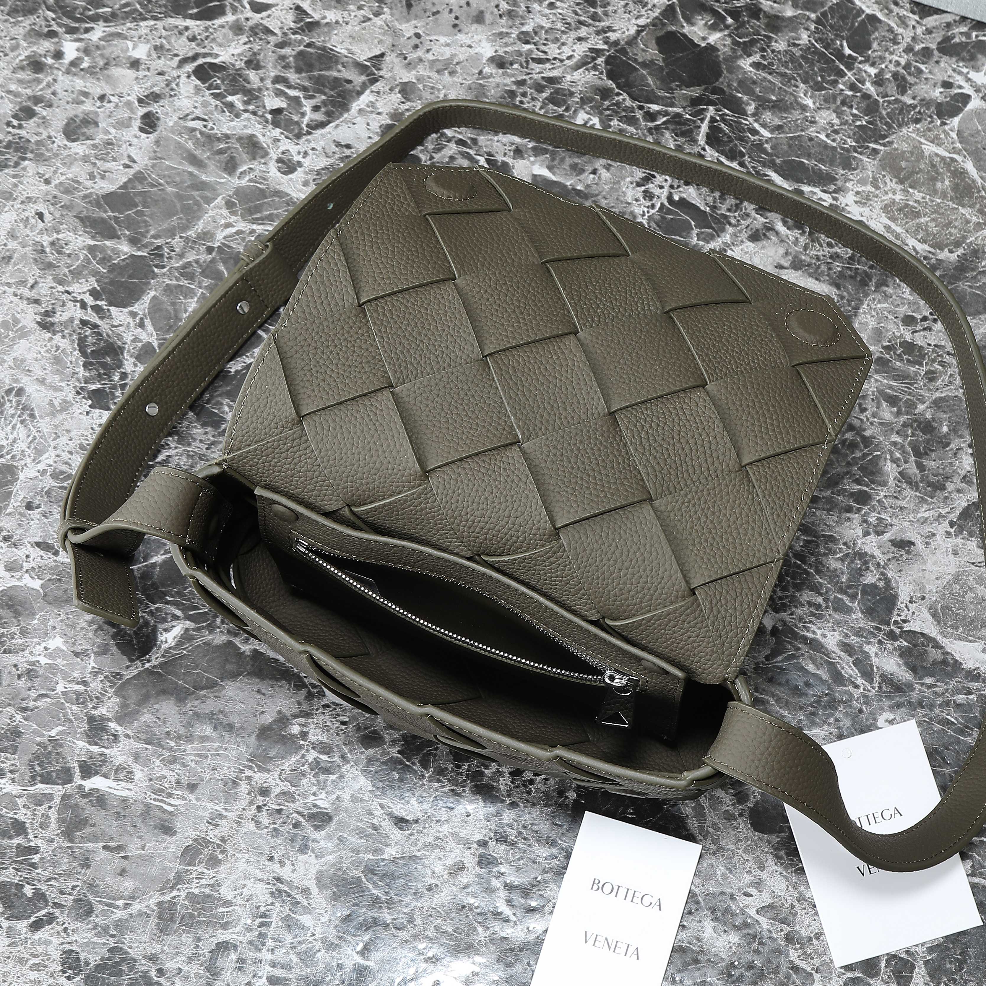 ボッテガ・ヴェネタ 25S ディアゴ 22 ダークオリーブ カーフスキン シルバー金具