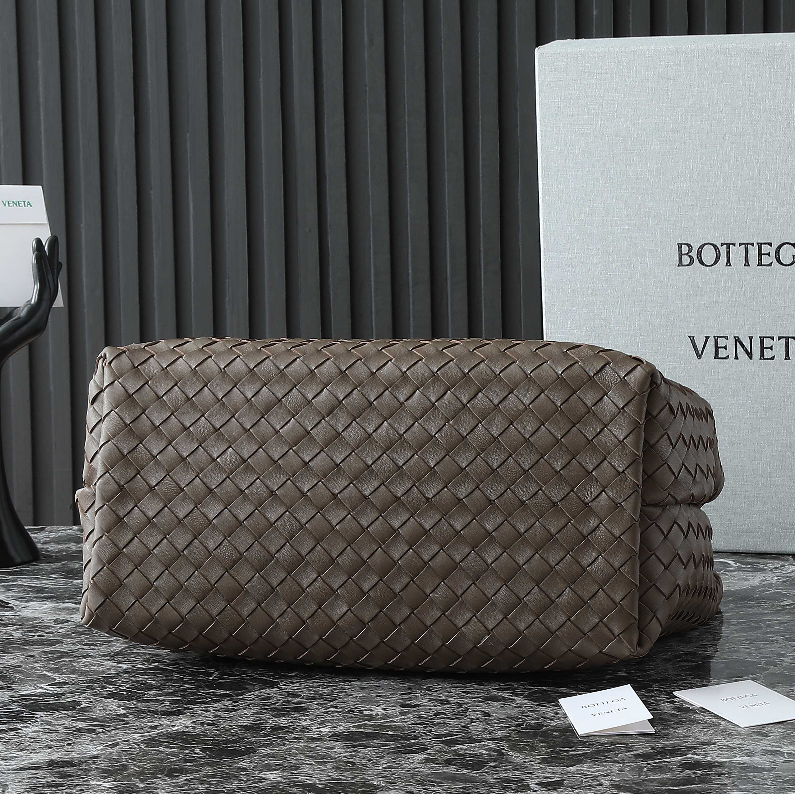 BOTTEGA VENETA 25S LARGE ANDIAMO 42 IN DARK BROWN CALFSKIN GOLD HARDWARE